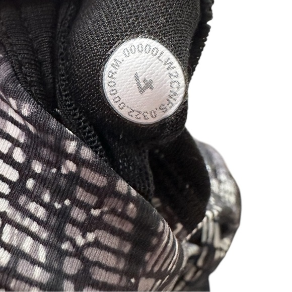 Lululemon Energy Longline Bra Medium Support B–D Cups White Black Size 4 - Picture 8 of 8